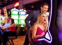 Tampilan antarmuka sportsbook dan live casino di plustogel